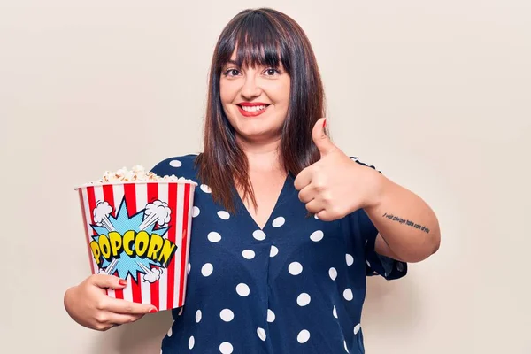 Jong Size Vrouw Met Popcorn Glimlachen Gelukkig Positief Duim Omhoog — Stockfoto