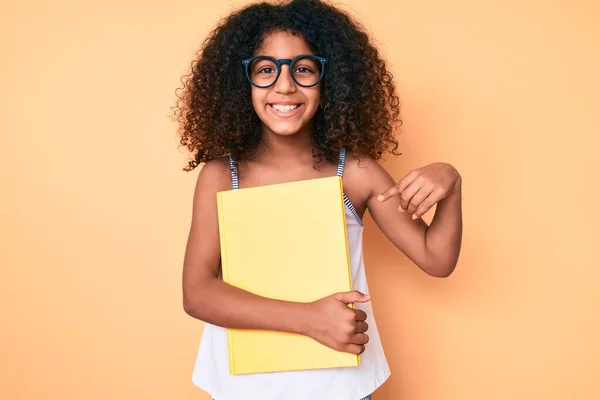 Criança Afro Americana Com Cabelo Encaracolado Usando Óculos Segurando Livro — Fotografia de Stock