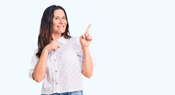 Junge Schöne Brünette Frau Trägt Lässiges Hemd Lächelnd Und Blickt — Stockfoto
