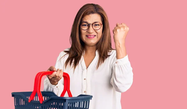Latynoska Kobieta Średnim Wieku Trzymająca Koszyk Zakupów Supermarkecie Zirytowana Sfrustrowana — Zdjęcie stockowe