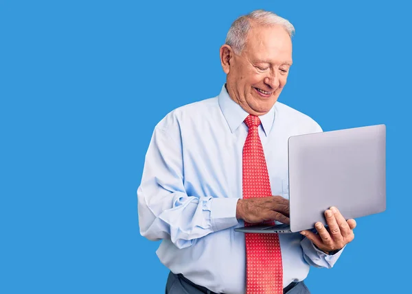 Senior Knappe Grijsharige Man Draagt Stropdas Met Behulp Van Laptop — Stockfoto