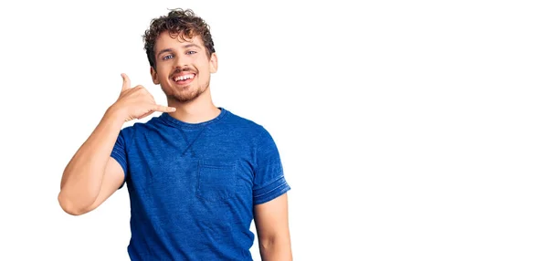 Homem Bonito Jovem Com Cabelo Encaracolado Vestindo Roupas Casuais Sorrindo — Fotografia de Stock