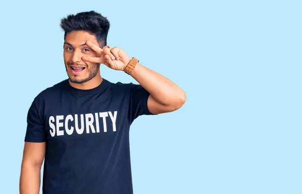 Όμορφος Λατίνος Αμερικανός Νεαρός Άνδρας Φορώντας Μπλουζάκι Ασφαλείας Κάνοντας Σύμβολο — Φωτογραφία Αρχείου
