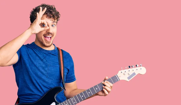 Jeune Bel Homme Aux Cheveux Bouclés Jouant Guitare Électrique Souriant — Photo