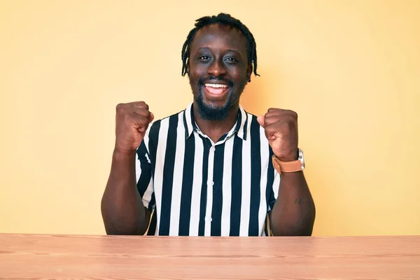 Jovem Afro Americano Com Tranças Vestindo Roupas Casuais Sentado Mesa — Fotografia de Stock