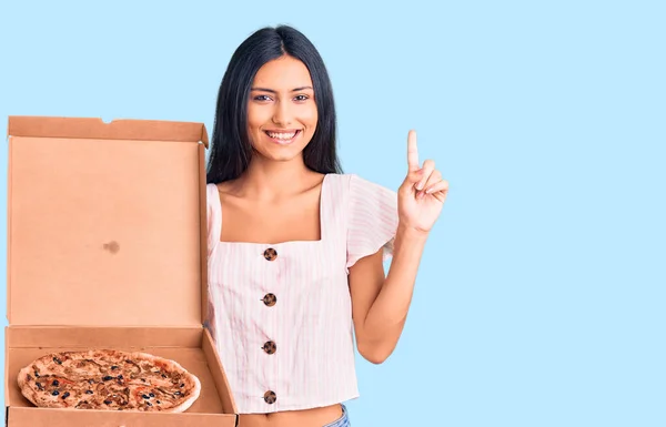 Menina Latina Bonita Jovem Segurando Entrega Caixa Pizza Surpreso Com — Fotografia de Stock