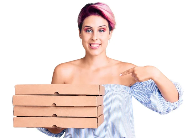 Jovem Mulher Bonita Com Cabelo Rosa Segurando Entrega Caixa Pizza — Fotografia de Stock