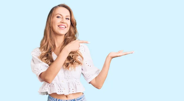 Giovane Donna Caucasica Con Capelli Biondi Indossa Elegante Maglietta Estiva — Foto Stock