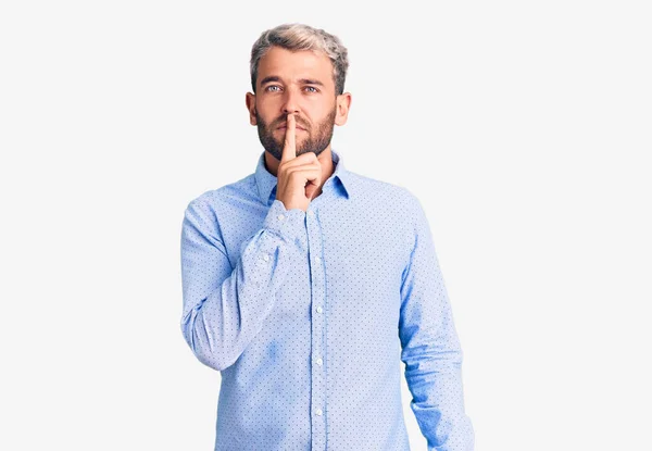 Jonge Knappe Blonde Man Draagt Een Elegant Shirt Vraagt Stil — Stockfoto