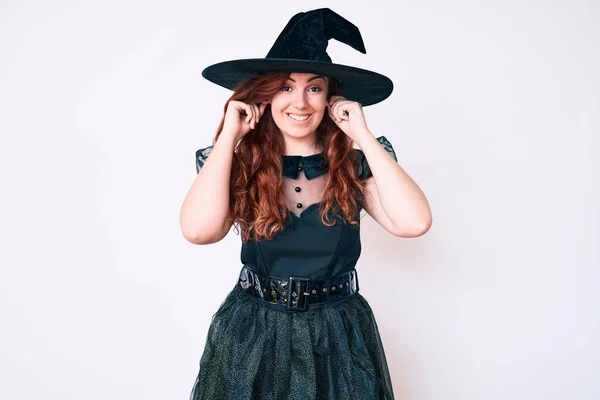 Jovem Mulher Bonita Vestindo Bruxa Halloween Traje Sorrindo Puxando Orelhas — Fotografia de Stock