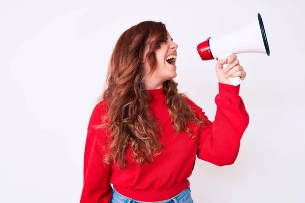 Jovem Bela Mulher Morena Gritando Usando Megafone Sobre Fundo Branco — Fotografia de Stock