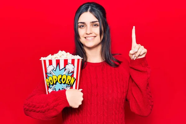 Giovane Bella Ragazza Mangiare Popcorn Sorridente Con Idea Una Domanda — Foto Stock