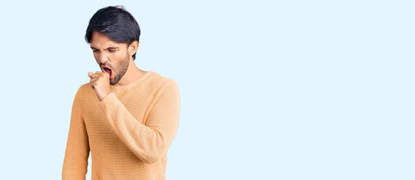 Hombre Hispano Guapo Usando Suéter Casual Sintiéndose Mal Tosiendo Como —  Fotos de Stock