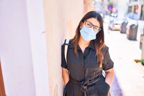 Jovem Bela Mulher Morena Usando Máscara Médica Óculos Rua Cidade — Fotografia de Stock