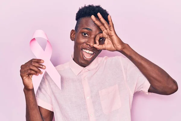 Jovem Afro Americano Segurando Fita Câncer Rosa Sorrindo Feliz Fazendo — Fotografia de Stock