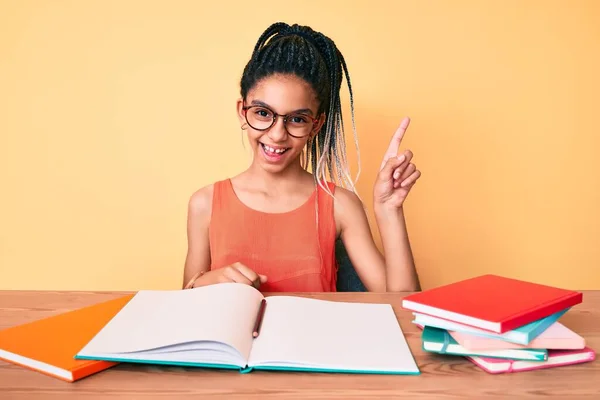 Criança Jovem Afro Americana Com Tranças Estudando Para Exame Escolar — Fotografia de Stock