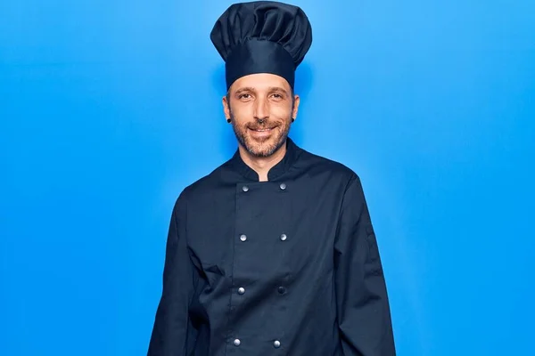 Joven Hombre Guapo Con Uniforme Cocina Con Una Sonrisa Alegre — Foto de Stock