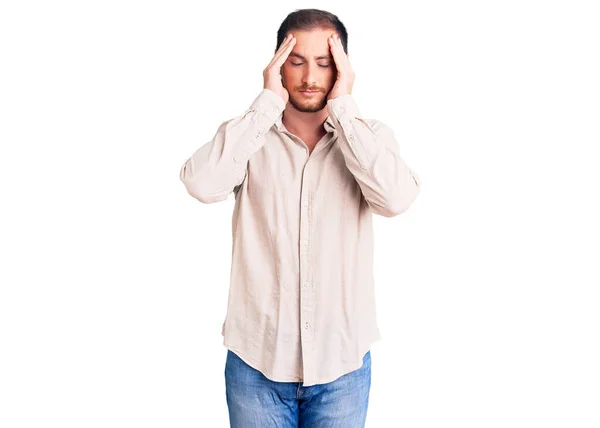 잘생긴 코카서스 남자는 스트레스때문에 머리에 통증을 느끼기 머리에 평상복을 있습니다 — 스톡 사진