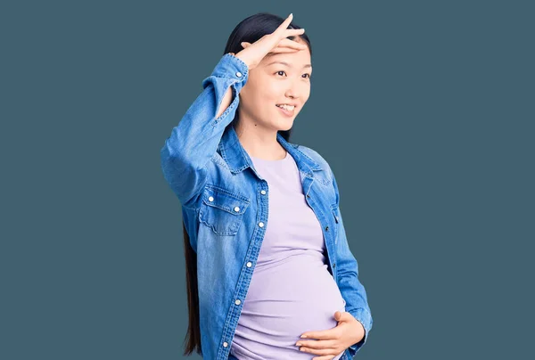 Jovem Mulher Chinesa Bonita Grávida Esperando Bebê Muito Feliz Sorrindo — Fotografia de Stock