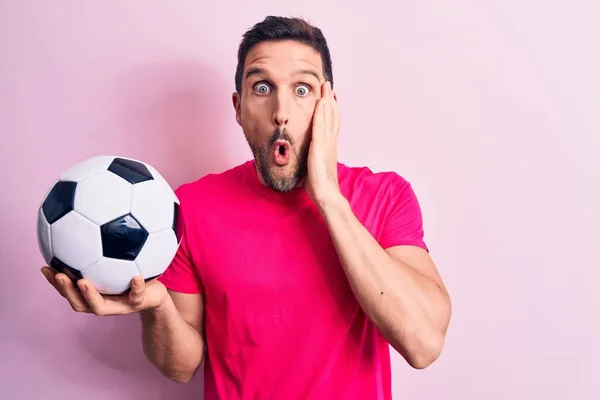 Joven Jugador Guapo Hombre Jugando Fútbol Sosteniendo Pelota Fútbol Sobre —  Fotos de Stock