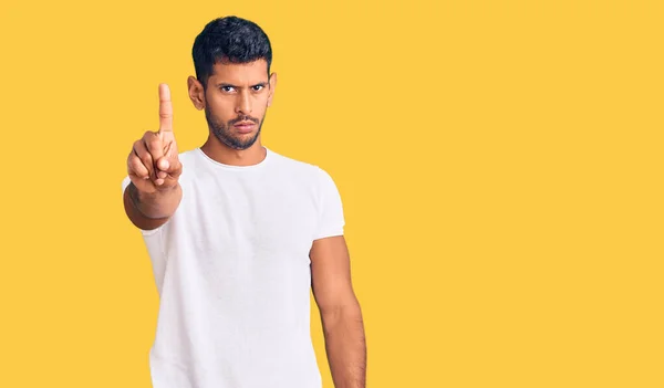 Junger Lateinischer Mann Lässiger Kleidung Mit Erhobenem Zeigefinger Und Wütendem — Stockfoto