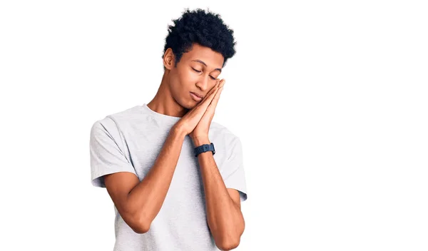 Jovem Afro Americano Vestindo Roupas Casuais Dormindo Cansado Sonhando Posando — Fotografia de Stock