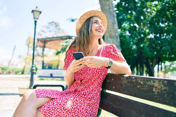 Jovem Loira Férias Usando Smartphone Sentado Banco Parque — Fotografia de Stock