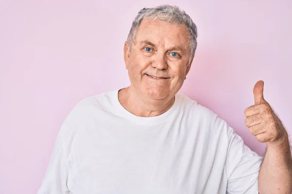 Senior Hombre Pelo Gris Con Camiseta Blanca Casual Sonriendo Feliz —  Fotos de Stock