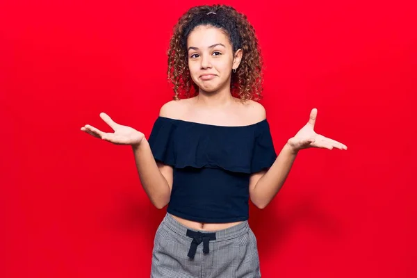 Menina Bonita Criança Com Cabelo Encaracolado Vestindo Roupas Casuais Expressão — Fotografia de Stock