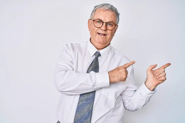 Homem Cabelos Grisalhos Sênior Usando Roupas Negócios Sorrindo Olhando Para — Fotografia de Stock