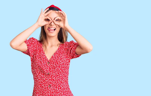 Jong Mooi Meisje Draagt Jurk Diadeem Doet Gebaar Als Verrekijker — Stockfoto