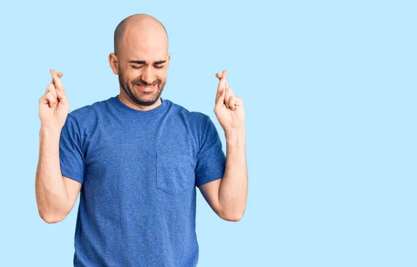 Mladý Pohledný Muž Nenucené Košili Ukazující Prstem Nadějí Zavřenýma Očima — Stock fotografie