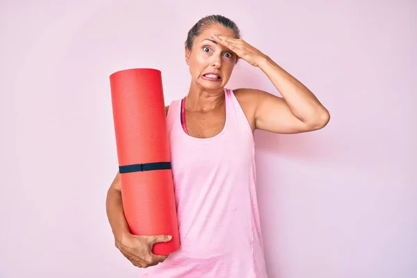 Mujer Hispana Mediana Edad Sosteniendo Esterilla Yoga Estresada Frustrada Con —  Fotos de Stock