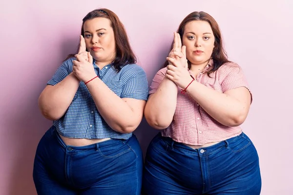 Young Size Twins Wearing Casual Clothes Holding Symbolic Gun Hand — Stock Photo, Image