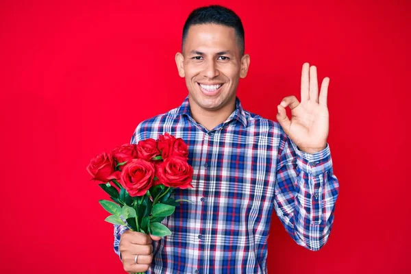 Fiatal Jóképű Latin Férfi Kezében Virágok Csinál Rendben Jel Ujjaival — Stock Fotó