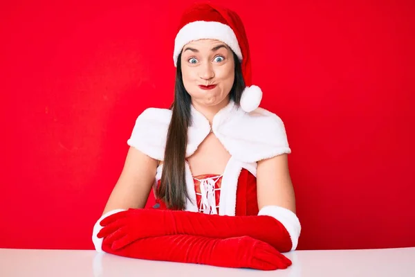 Jonge Blanke Vrouw Draagt Kerstman Kostuum Puffende Wangen Met Grappig — Stockfoto