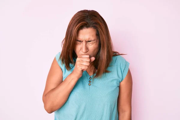 Brünette Hispanische Frau Mittleren Alters Lässiger Kleidung Fühlt Sich Unwohl — Stockfoto