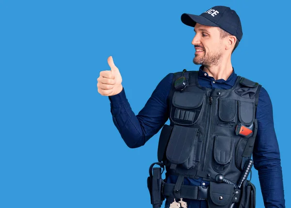 Joven Hombre Guapo Vistiendo Uniforme Policía Luciendo Orgulloso Sonriendo Haciendo — Foto de Stock