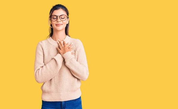 Jovem Mulher Bonita Vestindo Camisola Inverno Casual Óculos Sorrindo Com — Fotografia de Stock