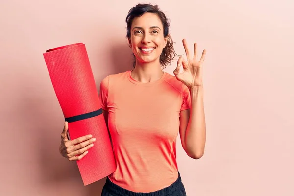 Young Beautiful Hispanic Woman Holding Yoga Mat Doing Sign Fingers — Stock Photo, Image