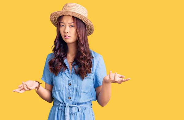 Junge Schöne Chinesische Mädchen Mit Sommerhut Ahnungslos Und Verwirrt Mit — Stockfoto