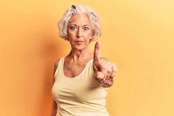 Femme Âgée Aux Cheveux Gris Portant Des Vêtements Décontractés Pointant — Photo