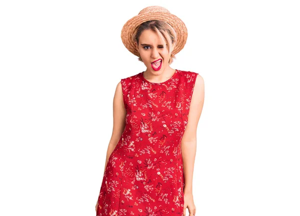 Joven Hermosa Mujer Rubia Con Sombrero Verano Guiño Mirando Cámara — Foto de Stock