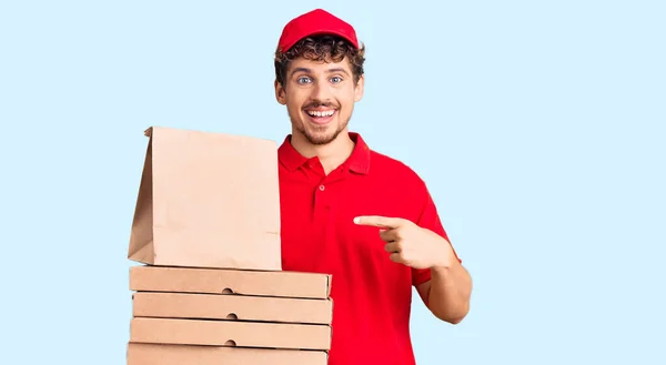 Jonge Knappe Man Met Krullend Haar Houden Levering Pizza Doos — Stockfoto