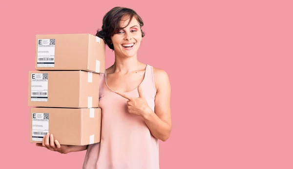 Beautiful Young Woman Short Hair Holding Delivery Packages Smiling Happy — Stock Photo, Image
