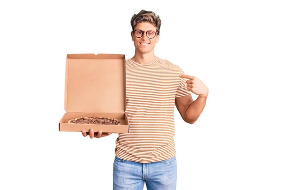 Ung Stilig Man Håller Leverans Pizza Box Pekar Finger Till — Stockfoto