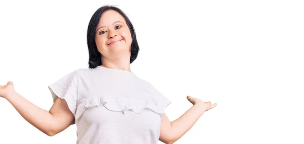 Femme Brune Avec Syndrome Duvet Portant Shirt Blanc Décontracté Souriant — Photo