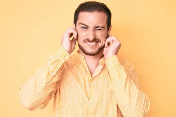 Joven Hombre Guapo Con Ropa Casual Cubriendo Oídos Con Dedos — Foto de Stock