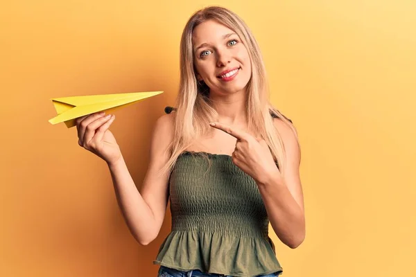 Jeune Femme Blonde Tenant Avion Papier Souriant Heureux Pointant Avec — Photo