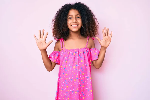 自信と幸せ笑顔ながら カジュアルなドレスを着て 指の番号10で指差す巻き毛のアフリカ系アメリカ人の子供 — ストック写真